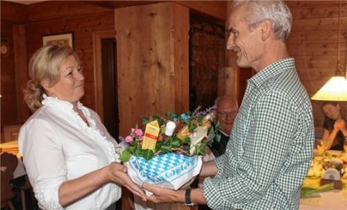 Bürgermeisterin Susanne Grandauer gratuliert dem Geschäftsleitenden Beamten, Verwaltungsamtsrat Ludwig Guggenberger, mit einem Präsentkorb. Foto Steffenhagen