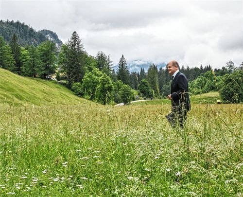Bundeskanzler Olaf Scholz (SPD) kommt zu einer Pressekonferenz zum Abschluss des G7-Gipfels auf Schloss Elmau. Foto dpa