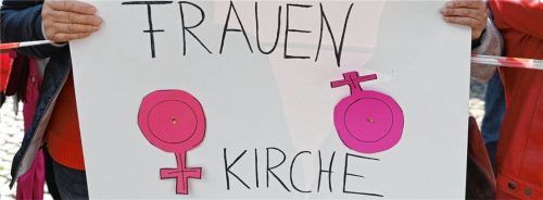 Bundesweit kam es in den vergangenen Jahren immer wieder zu Kundgebungen, die die Öffnung der Weiheämter für Frauen forderten. Fotos dpa, privat (2), Stöppler