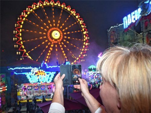 Bunt und rund und energieintensiv: das Riesenrad auf der Rosenheimer Wiesn. Foto Ruprecht