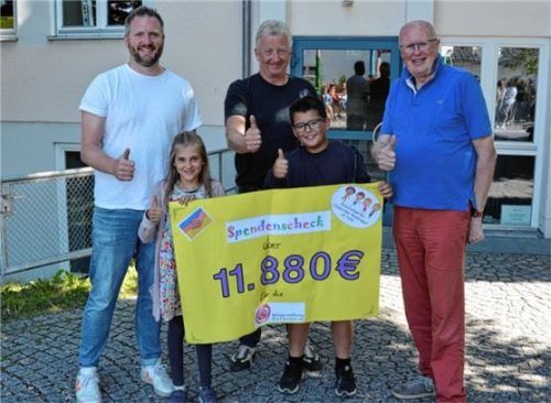 Christian Hlatky (links) und Joachim Doppstadt (rechts) nahmen die Spende, übergeben durch Robert Mayr (Mitte), dankend an. Foto re