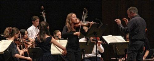Clara Neidenberger an der Geige spielt mit dem Kammerorchester unter der Leitung von Stephan Robens.