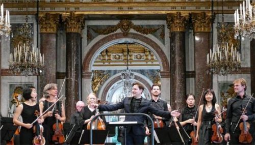 Clemens Schuldt möchte am liebsten das ganze Münchener Kammerorchester umarmen in seinem allerletzten Konzert mit diesem Orchester.Foto Janka