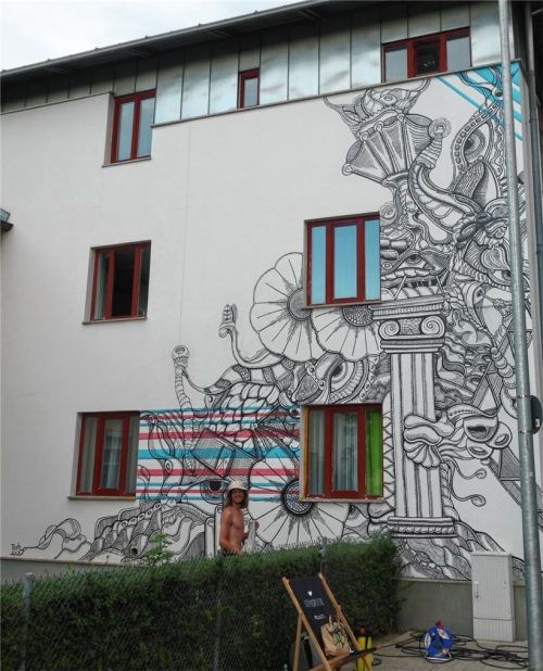 Corbinian Nicolai alias „Toshsux“ vor seinem Kunstwerk an der Wand des AWO-Mehrgenerationenhauses an der Ebersberger Straße. Foto Friedrich