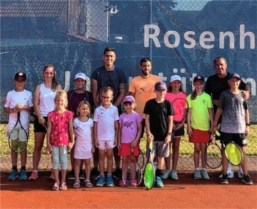 Damir Dzumhur (Mitte) mit Kindern des TSV 1860.