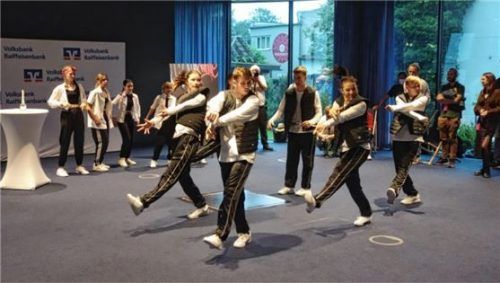Das Ensemble „Move to Hot Company“ sorgte bei der Eröffnung für gekonnte Breakdance-Einlagen. Foto Friedrich