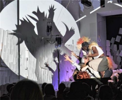 Das Ensemble setzt auf das Spiel von Licht und Schatten.