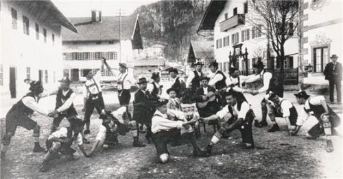 Das erste Foto des Trachtenvereins „D’Falkenstoana“. Foto privat
