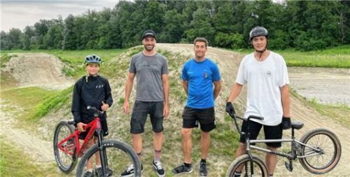 Das Gelände bietet Profis und Hobbysportlern gleichermaßen einen Adrenalinkick, von links: Mika Droste, Andreas Wittmann, Jonas Droste und Florian Huber.