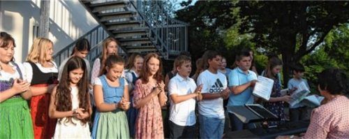 Das Musikprogramm endete mit einem Auftritt des Schulchors der Michael-Ende-Schule unter der Leitung von Nektaria Paletsou.Foto Ruprecht