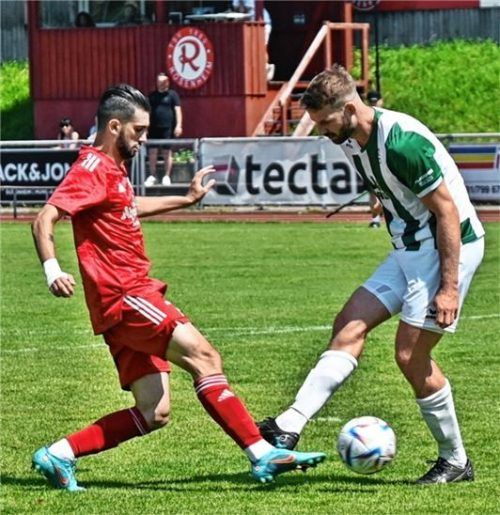Das spielentscheidende Tor: David Anzenhofer versuchte, den Ball wegzuschlagen, traf den Fuß von Bojan Tanev und von da sprang der Ball ins Tor. Foto Hans-Jürgen Ziegler