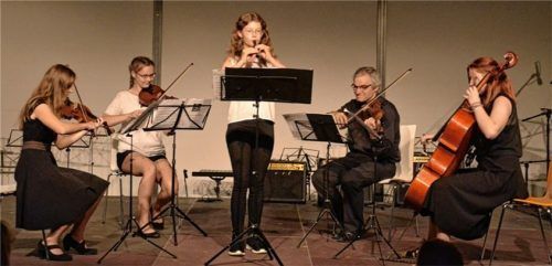 Das Streicherensemble der Q11 um Rainer Heilmann-Mirow unterhält mit ruhigen Tönen. Foto privat