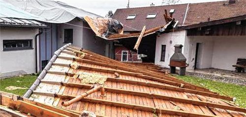 Das Unwetter vor einem Jahr deckte in Halfing das Dach des Pfarrheims ab. Bis heute kann das Gebäude nicht benutzt werden. Foto dpa
