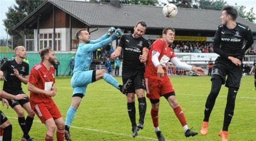 Dass die beiden Kreisliga-Vizemeister aus Inn/Salzach, wie hier der SV Ostermünchen und die SG Schönau, einen Aufsteiger in die Bezirksliga ausspielen, geht künftig nicht mehr.Foto FranzRuprecht