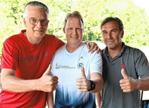 Daumen hoch für die zweite Saison in der Tennis-Bundesliga: Die Rosenheimer Verantwortlichen Bernhard Gleissner (Teammanager und Spielerscout), Thomas Detterbeck (Vorstand Bundesliga) und Wolf-Dieter Dörfler (Vorstand TC 1860).Foto Hans-Jürgen Ziegler