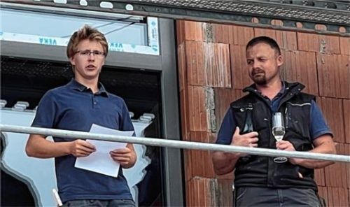 Den Richtspruch übernahmen (von links) Nico Benninger und Franz Xaver Eder von der Zimmerei Bammersperger aus Arnstorf.