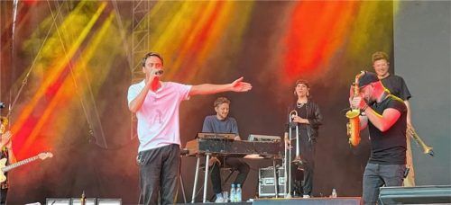 Der 42-jährige Erfurter „Clueso“ spielte sowohl neuere Lieder wie „Flugmodus“, aber auch alte Titel wie „Gewinner“, die beim Publikum gut ankamen. Fotos Baumeister