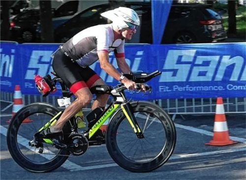 Der 67-jährige Johannes Bergmann bestritt den Ironman in Thun. Foto Privat