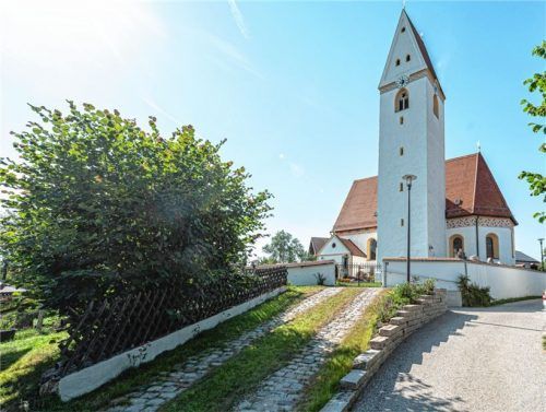 Der Aufgang zur Kirche in Strasskirchen stellte für Kirchgänger bislang eine Hürde dar. Nun sind die Arbeiten abgeschlossen.Fotos Thomae