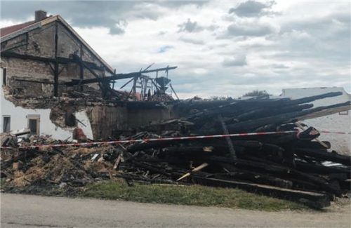 Der Bauernhof in Obing ist komplett niedergebrannt. Foto Auer