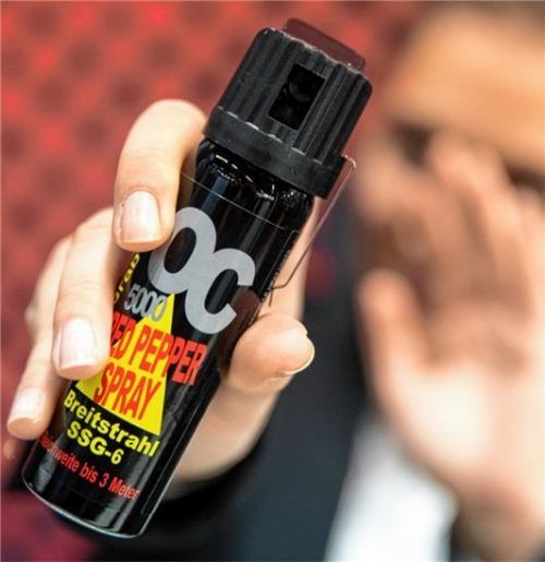 Der Einsatz von Pfeffersprays kann in vielerlei Hinsicht schnell gefährlich werden. Foto dpa/picture alliance/Daniel Karmann