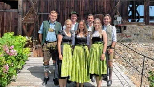 Der neue Vorstand: (hinten, von links) Josef Lampersberger, Rupert Mayr, Simon Stein, Severin Fritz sowie (vorne, von links) Lena Öttl, Anna Maria Huber und Sophie Fritz. Foto KLJ Hirnsberg/pietzing