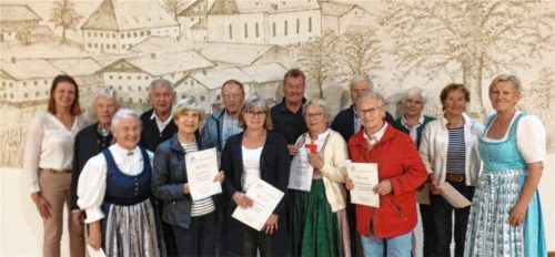 Der neue Vorstand und einige der geehrten Mitglieder: (von links) die neue Vorsitzende Martina Mentzel, Benno Voggenauer, Marianne Fischer, Georg Auer, Charlotte Seitz, Georg Weber, Brigitte Furtner, Josef Weber, Maria Riesinger, Lorenz Baumgartner, Burgi Schlosser, Regina Rieder, Maria Hamm und die bisherige Vorsitzende Anneliese Dillersberger. Foto re