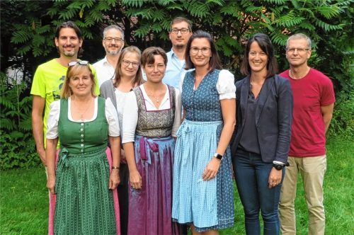 Der neue Vorstand: (von links) Beisitzer Christoph Wagner, Vorsitzende Annemarie Plank, Beisitzer Jörg Mauser, Schriftführerin Marion Rott, Dirigentin Eva-Maria Gruber, Musik- und Notenwart Sebastian Aiblinger, Beisitzerin Franziska Langl, Kassierin Stefanie Stocker und Zweiter Vorsitzender Sepp Kaml.Foto Hötzelsperger
