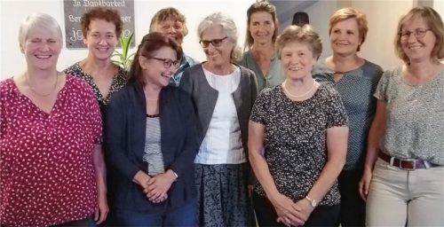 Der neue Vorstand: (von links) Vorsitzende Christa Osterhammer, Zweite Vorsitzende Rosemarie Staber, Kassenfrau Marlene Reiss, Beisitzerin Anna Zettl, Wahlleiterin Ursula Stacheder, Beisitzerin Karin Brandl, Schriftführerin Marianne Irob, Fahnenträgerin Marianne Stoib und Beisitzerin Christine Huber. Foto Rehberg