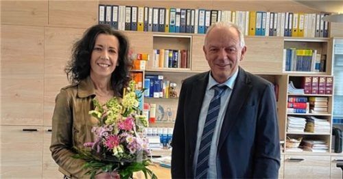 Der Präsident des Landgerichts, Professor Dr. Ludwig Kroiß, gratuliert der neuen Vorsitzenden des Deutschen Richterbundes, Andrea Titz.Foto Landgericht Traunstein