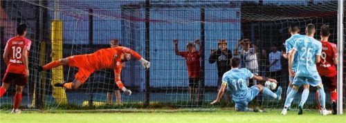 Der vermeintliche 1:1-Ausgleich, doch Christoph Wallner, der den Ball über die Linie drückte, stand im Abseits. Der Ball wäre wohl auch so ins Tor gegangen. Foto  Butzhammer