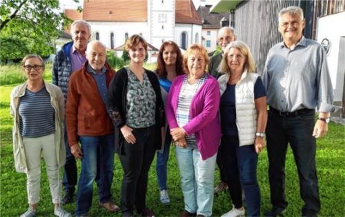 Der Vorstand der Bürgerhilfe Vogtareuth: (von links) Katharina Szeili, Rudolf Sturainer, Simon Loy, Andrea Lindner, Bettina Mühlbauer, Berta Frai, Hans-Peter Lendle, Heidi Röllnreiter und Thomas Gögerl. Foto re