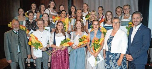 Die 1,0-Absolventen mit Landrat Josef Huber (links), Schulleiterin Christiane Elgass (Zweite von rechts) und Zweitem Bürgermeister Daniel Artmann (rechts).Foto re