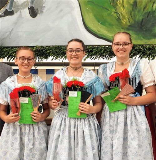 Die besten 15- und 16-Jährigen: (von links) Zweiter Gauvorstand Mäx Kronberger mit den Siegerinnen der Altersklasse IV, Franziska Lohmeyer (Emmering), Annemarie Lechner (Emmering) und Verena Weinberger (Lauterbach) sowie Gauvorplattler Sepp Brem.Foto re