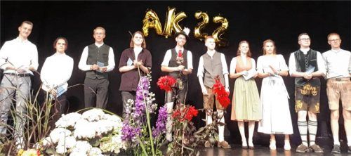 Die besten Absolventen mit einem Durchschnitt von 1,5 und besser: (von links) Premton Zekolli, André Tyminski, Michael Jakob, Moses Rein, Sebastian Ametsbichler, Florian Grimm, Magdalena Tögel, Elena List, Lukas Höhensteiger und Fabian Wörndl. Foto re