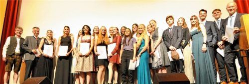 Die Besten des zweiten Verleihungsdurchgangs mit Landrat Otto Lederer (Zweiter von links) und Schulleiter Dr. Marko Hunger (rechts).Foto re