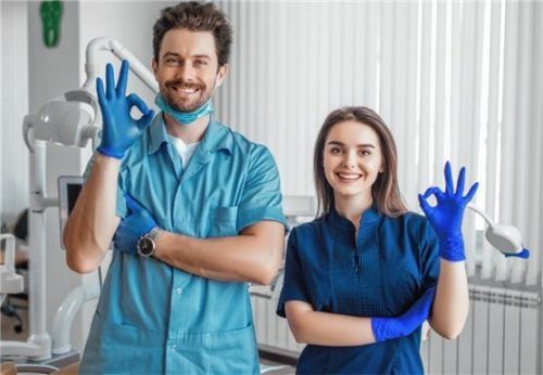 Die Betreuung von Patienten, neue Techniken und Hygienemaßnahmen werden stärker in der neuen Ausbildungsordnung berücksichtigt. Foto freepik/artursafronovvv