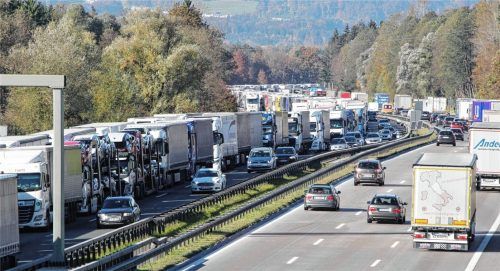 Die Blockabfertigungen an der Grenze zu Österreich führen immer wieder zu langen Staus im Inntal. Foto dpa