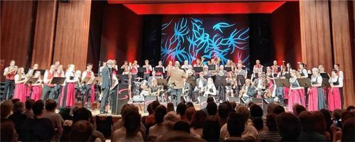Die Bühne beim Konzertabend des symphonischen Blasorchesters und die SwingInn-Band der Stadtkapelle Rosenheim war voll besetzt. Foto Weidinger