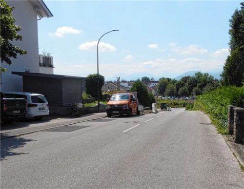 Die Deckschicht in der Grillparzerstraße wird erneuert. Am 8. und 9. August ist die Straße voll gesperrt.Foto  Riediger