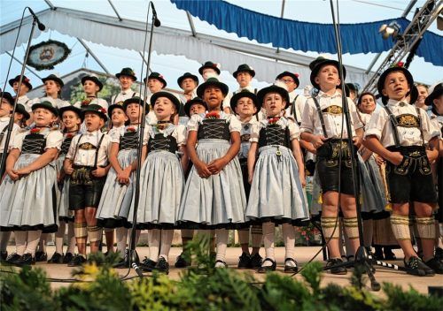 Die Endorfer Kinder begrüßten die Gäste mit dem Lied „Olle mitanand“. Fotos Re