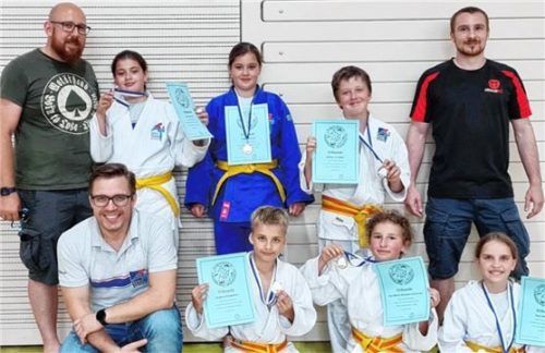Die erfolgreichen Aiblinger Judoka mit Jugendleiter Philipp Ampletzer.Foto Judo Team Bad Aibling