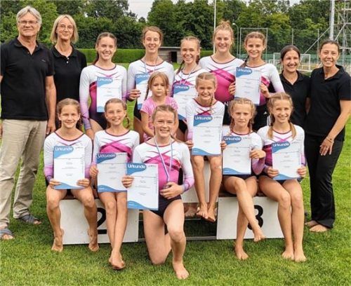 Die erfolgreichen Obinger Turnerinnen mit dem Trainerteam nach den Wettkämpfen in Vilsbiburg. Foto TV Obing