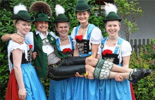 Die erfolgreichen Wildenwarter Dirndl mit Christian Rosenwink: (von links) Michaela Rosenwink, Martina Huber, Johanna Rosenwink, und Irmengard Huber. Foto Rehberg