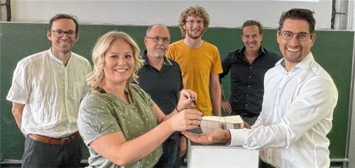Die feierliche Übergabe des USB-Sticks mit dem fertigen Bauentwurf des JDAV-Basecamps der Studenten der Technischen Hochschule. Von links: Prof. Dr. Frank Buttinger, Sarah Schnackig, Josef Müller, Jan Wohlers, Prof. Martin Kühfuß und Johannes Knarr. Fotos Baumeister/Knarr