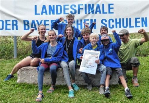 Die Freude über den Sieg ist groß: (von links) Betreuerin Janina Hanslik, Judith Eisermann, Zinka Vatajova, Thomas Kaufmann, Noah Hofmann, Simon Nolasco, Tim Bauernschmitt, Fritz Daxlberger und Stützpunktleiter Manfred Mauler.Foto re