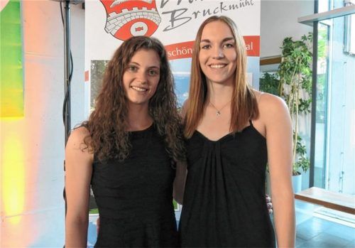 Die frisch gebackenen Kunstrad-Champions: Europameisterin Jana Pfann (rechts) und Vize-Europameisterin Ramona Dandl beim Empfang ihres Vereins „RKB Solidarität“ Bruckmühl. Foto Johann Baumann