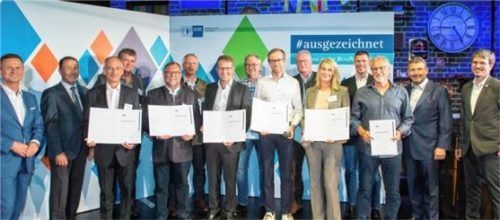 Die Geehrten mit IHK-Hauptgeschäftsführer Manfred Gößl (links) und Nikolaus Binder, IHK-Regionalausschuss Traunstein (Zweiter von links), sowie IHK-Vizepräsident Georg Dettendorfer (Zweiter von rechts) und Andreas Bensegger, IHK-Regionalausschuss Rosenheim (rechts).Foto IHK/daskraftbild