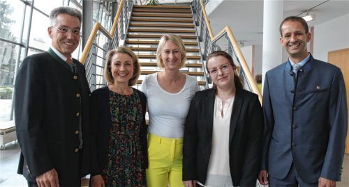 Die Hauptprotagonisten des neuen „Ausbildungsverbund Pflege“ des Landkreises und der Stadt Rosenheim. Von links: Landrat Otto Lederer, Carolin Heilmann (Leiterin der Geschäftsstelle der Gesundheitsregionplus), Eva Faltner (Christliches Sozialwerk Flintsbach am Inn), Sarah Keck (Koordinierungsstelle Ausbildungsverbund Pflege) und Rosenheims Oberbürgermeister Andreas März. Foto Landratsamt Rosenheim