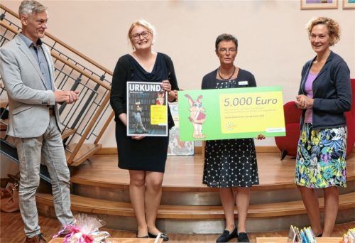 Die Jury war überzeugt, dass die Rosenheimer Bibliothek „gelingende Antworten auf die sich ändernde Stadtgesellschaft“ habe. Bei der Preisübergabe: Alexander Usselmann von Bayernwerk, Claudia Maria Pecher vom Michaelsbund, Bibliotheksleiterin Susanne Delp und Silke Mall (Bayernwerk). Foto Elisabeth Gröger